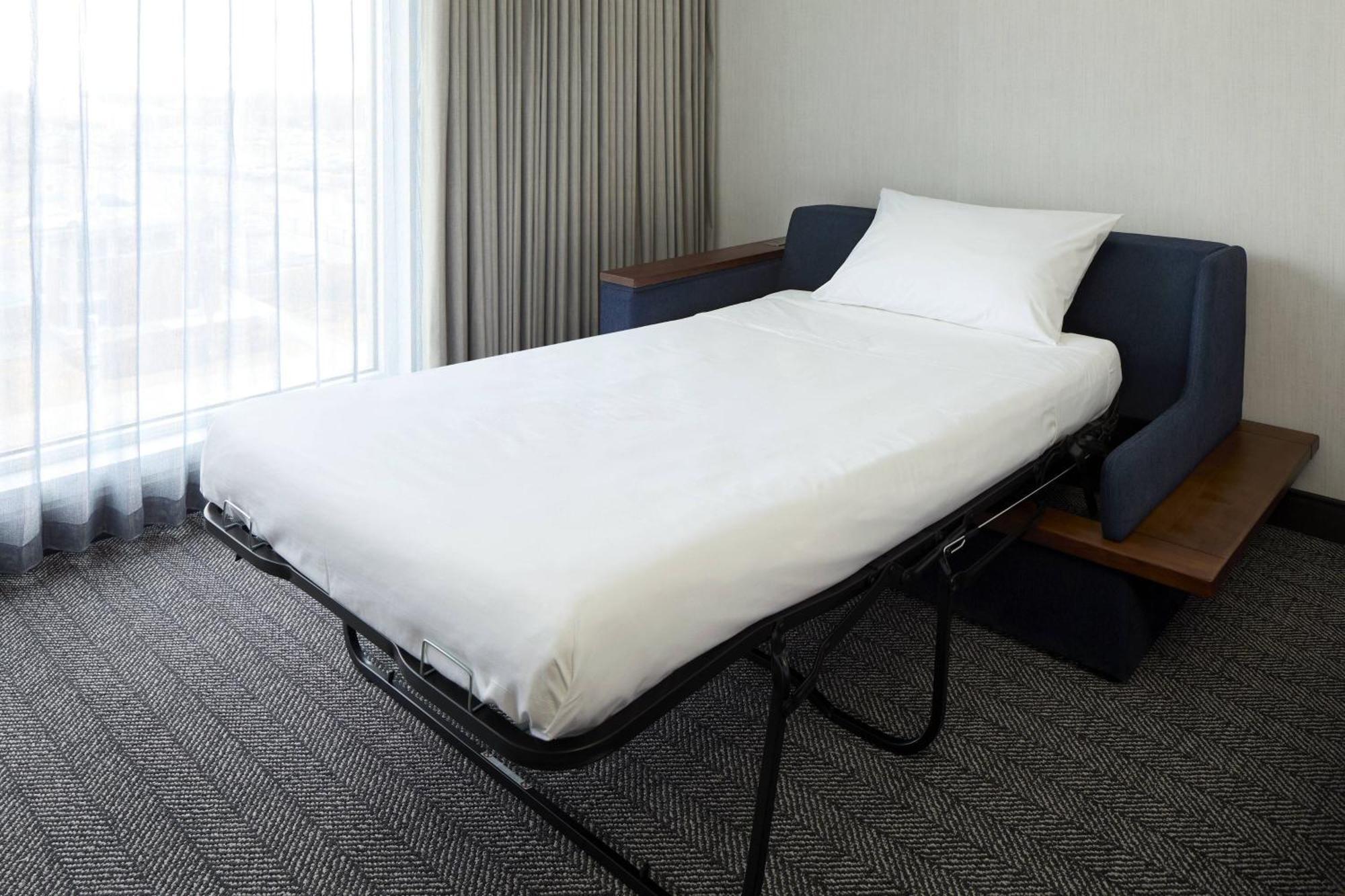 Courtyard By Marriott Montreal Laval Hotel Exterior foto