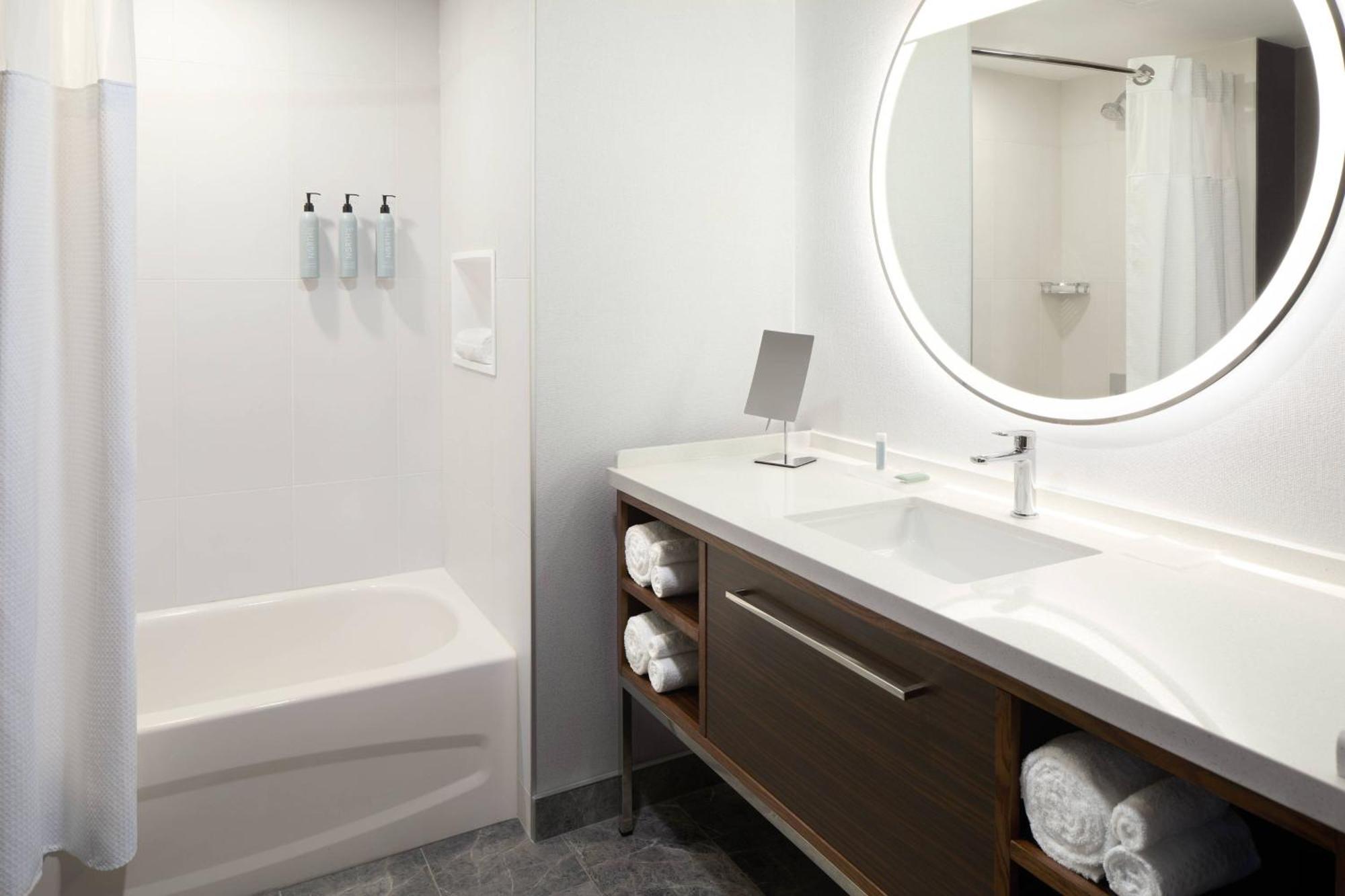 Courtyard By Marriott Montreal Laval Hotel Exterior foto