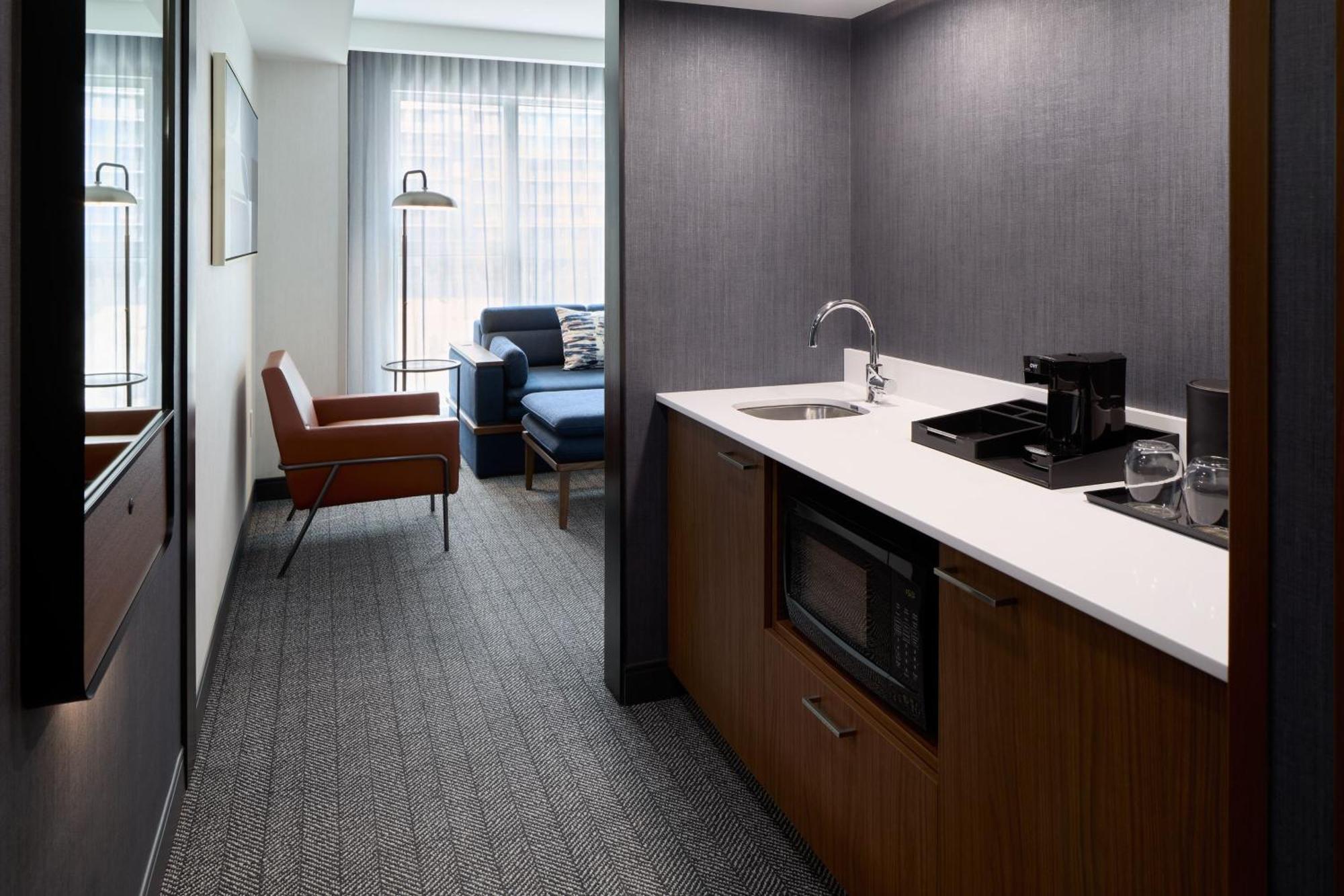 Courtyard By Marriott Montreal Laval Hotel Exterior foto