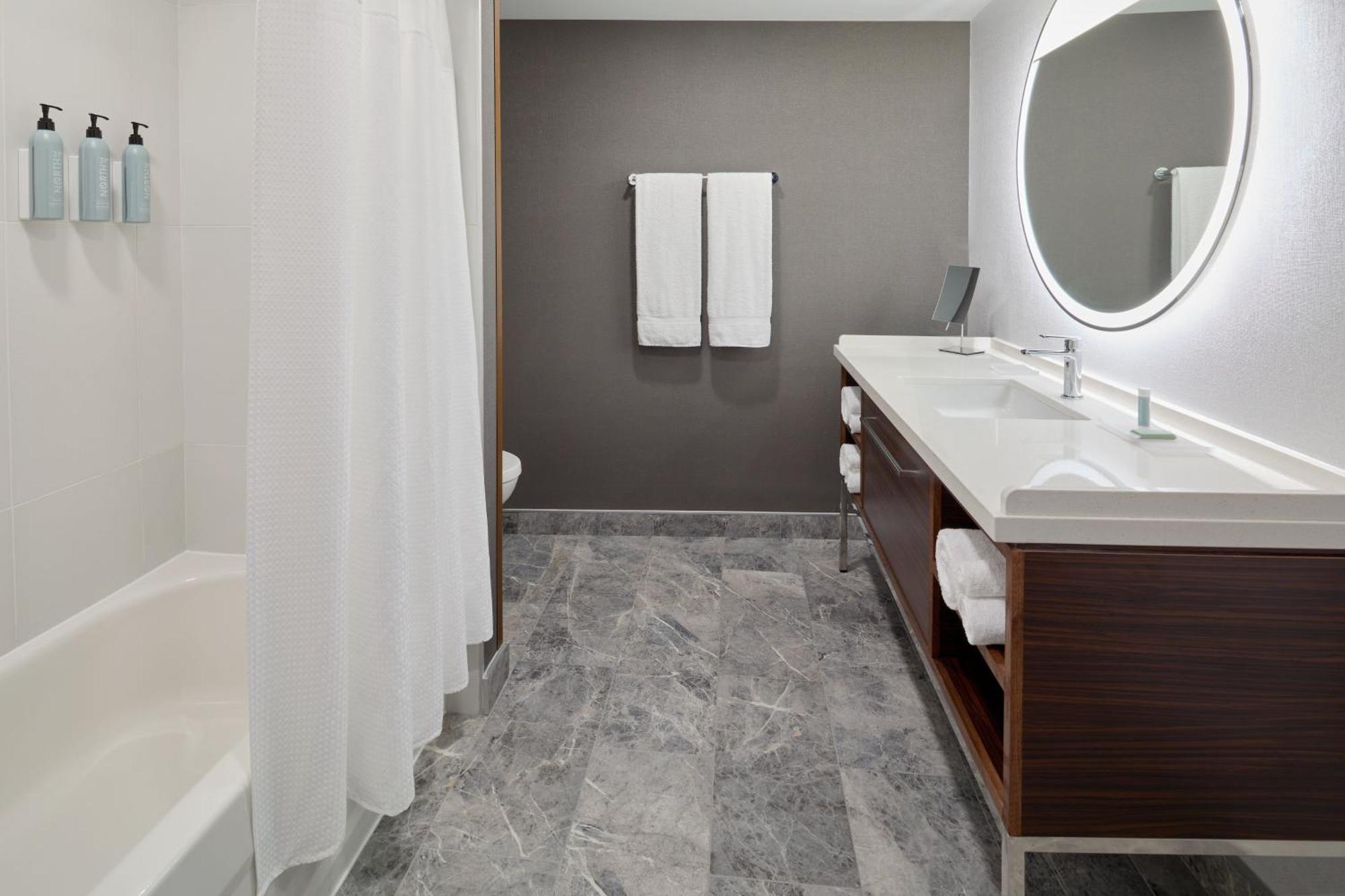 Courtyard By Marriott Montreal Laval Hotel Exterior foto