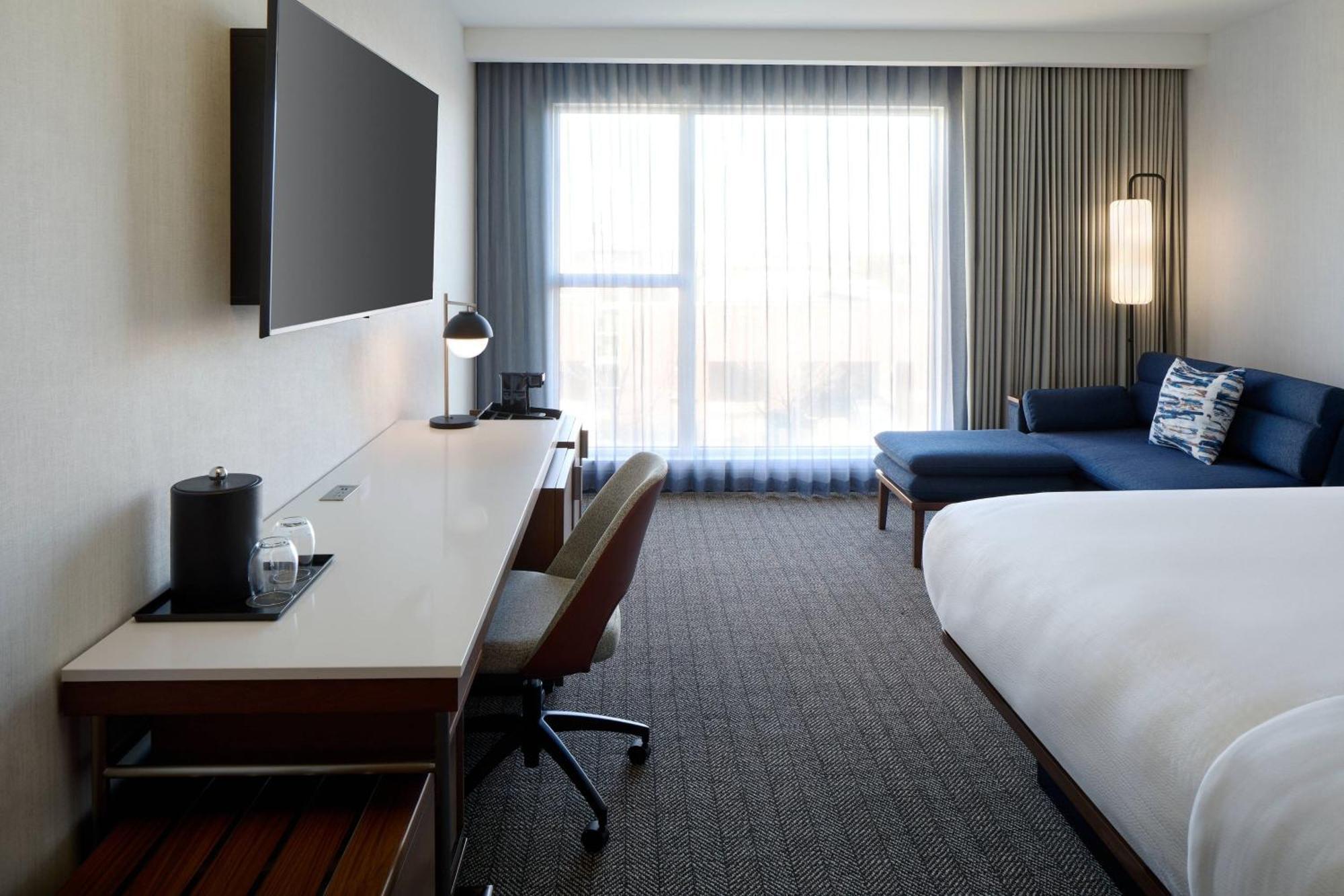 Courtyard By Marriott Montreal Laval Hotel Exterior foto