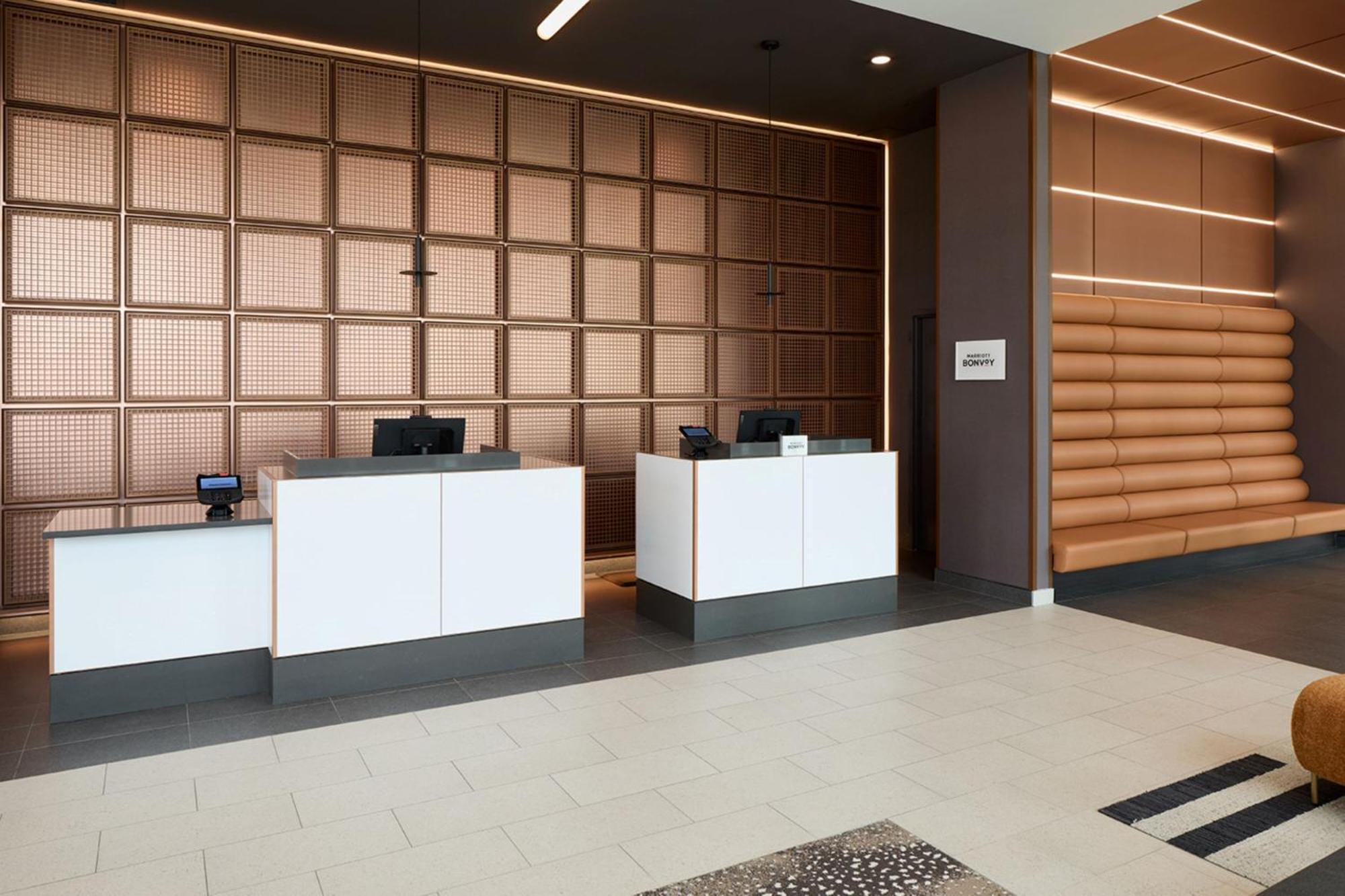 Courtyard By Marriott Montreal Laval Hotel Exterior foto